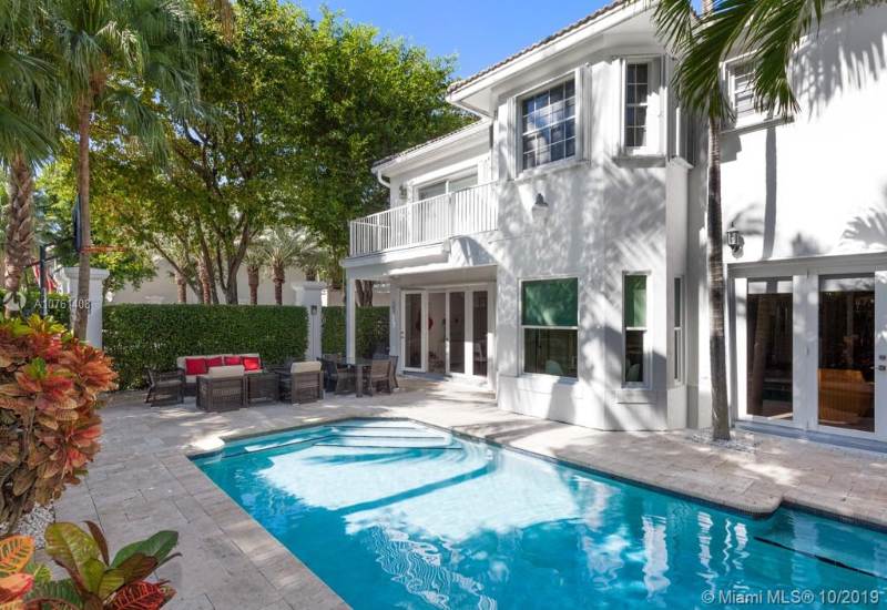 aventura-estates-backyard-pool
