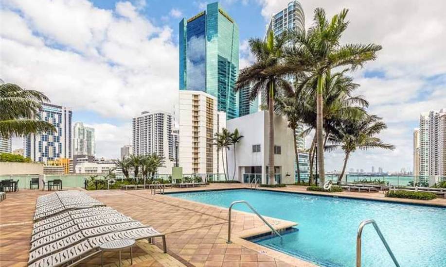 Brickell-on-the-River-pool