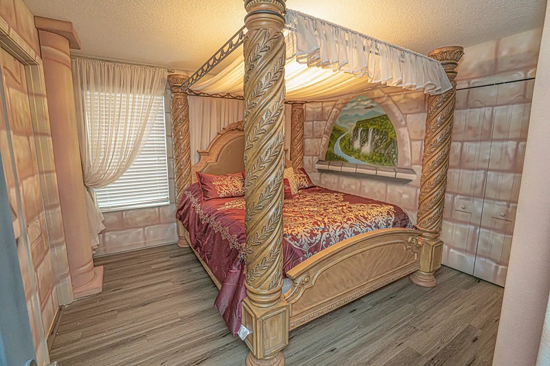 If none of these rooms suits you, there's always the calm and serene Naboo - Star Wars decor